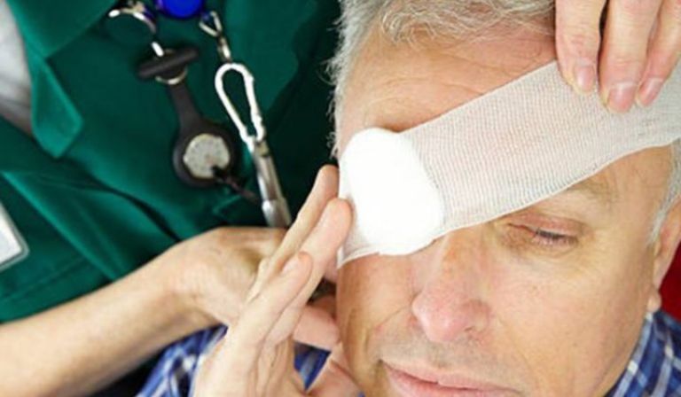 Chấn thương xuyên thủng nhãn cầu